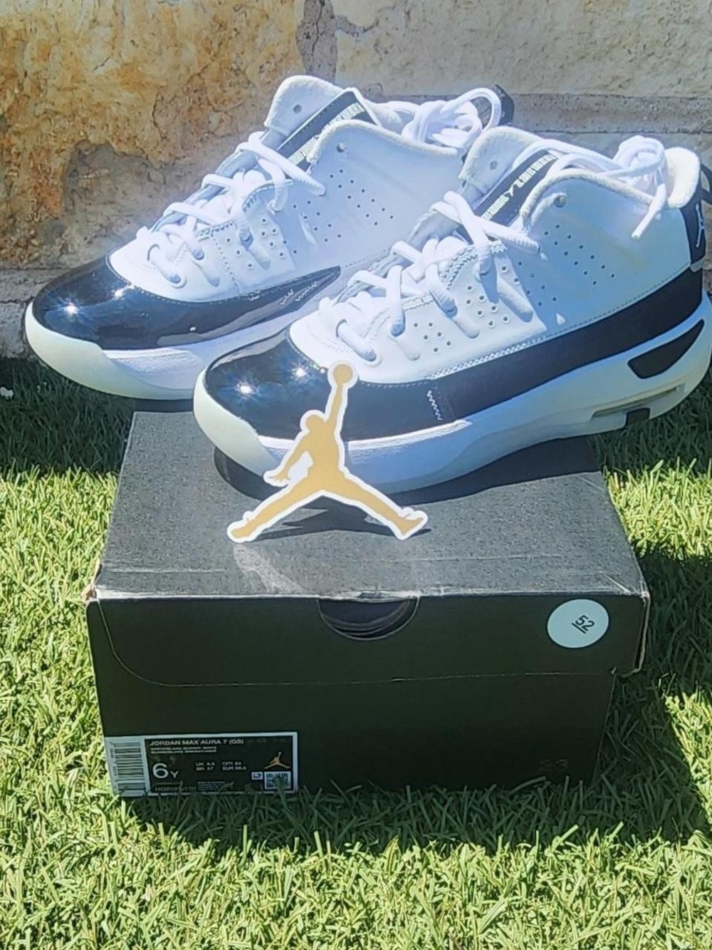 Jordan Max Aura (GS) Kids' White and Black Basketball Shoes